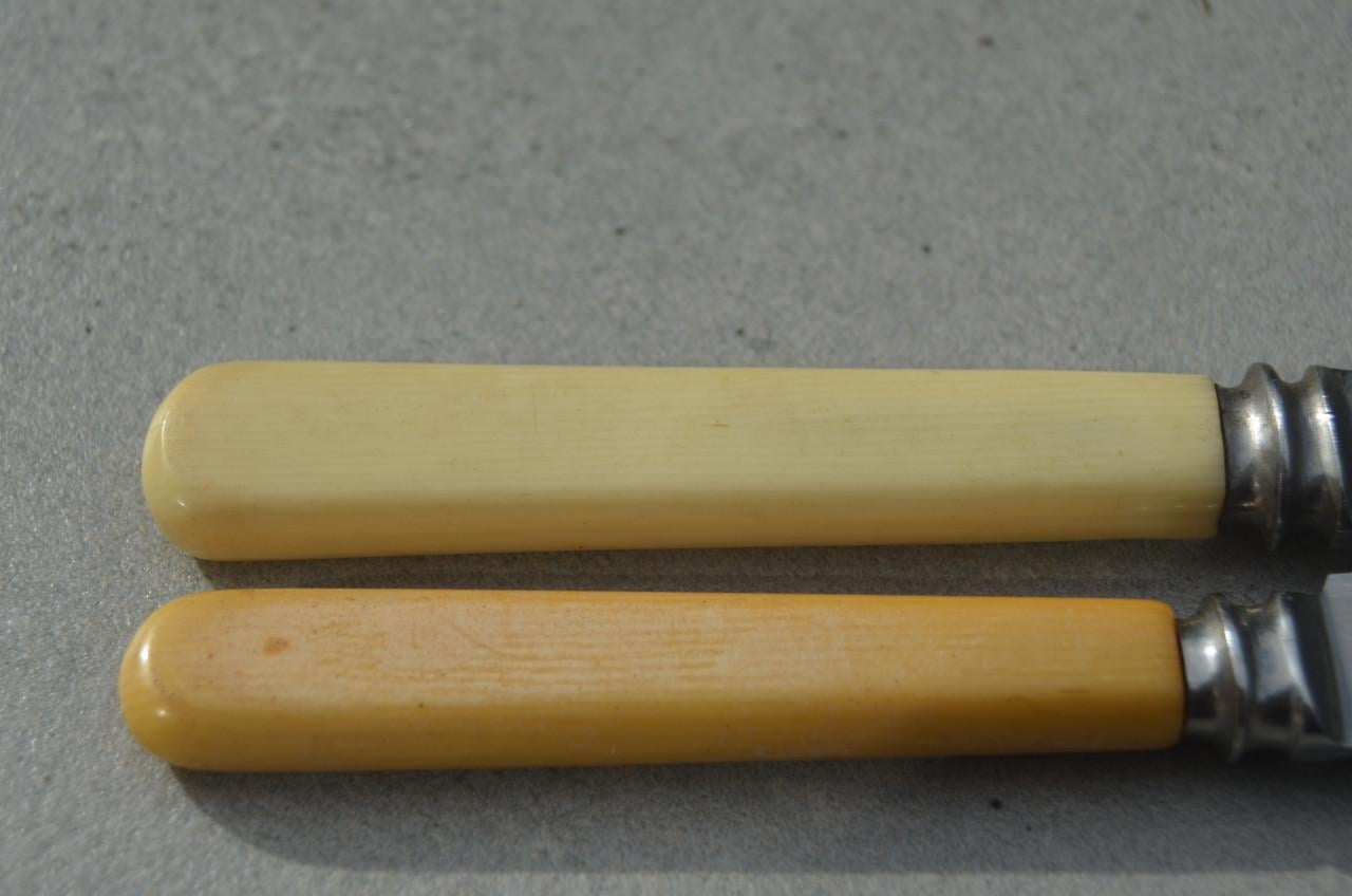 2 Kleine (fruit)mesjes Sheffield bakelieten handvat