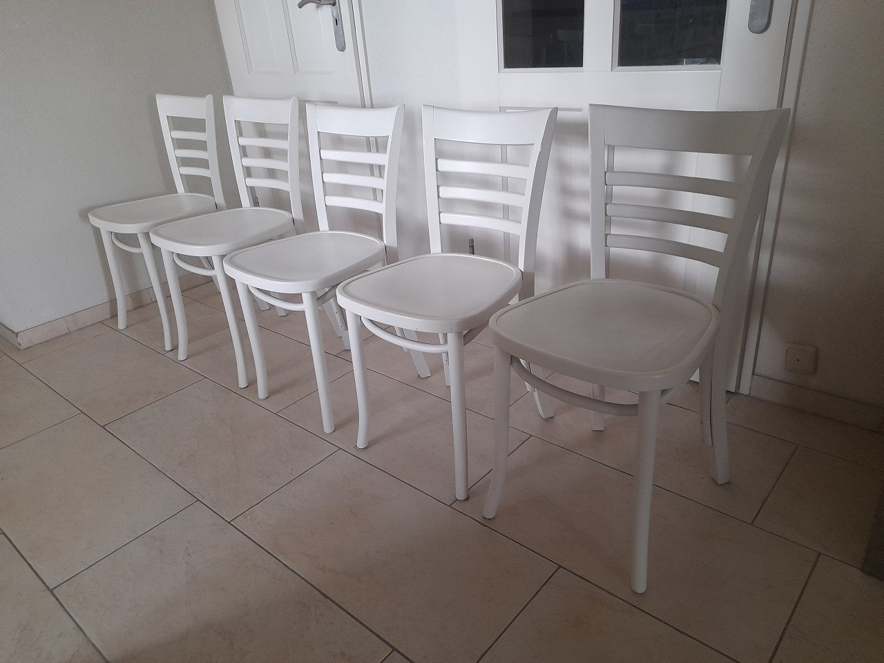 5 Leuke witte houten stoelen ( in goede nette staat )