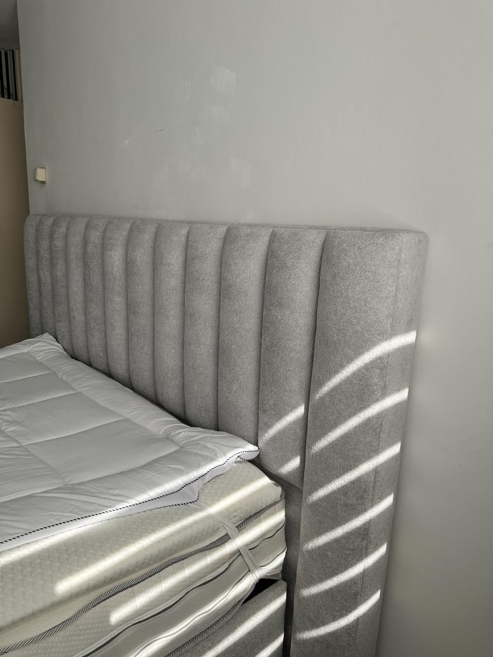 Tweepersoons Boxspring 160x200 is maar 7 Maanden OUd met topper