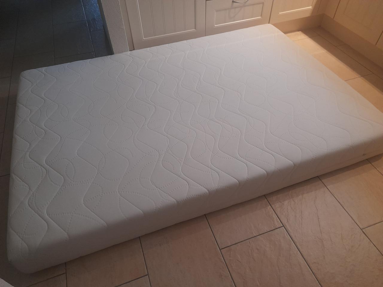 Matras 140 x 200 x 21 cm dik  ( in goede nette staat )