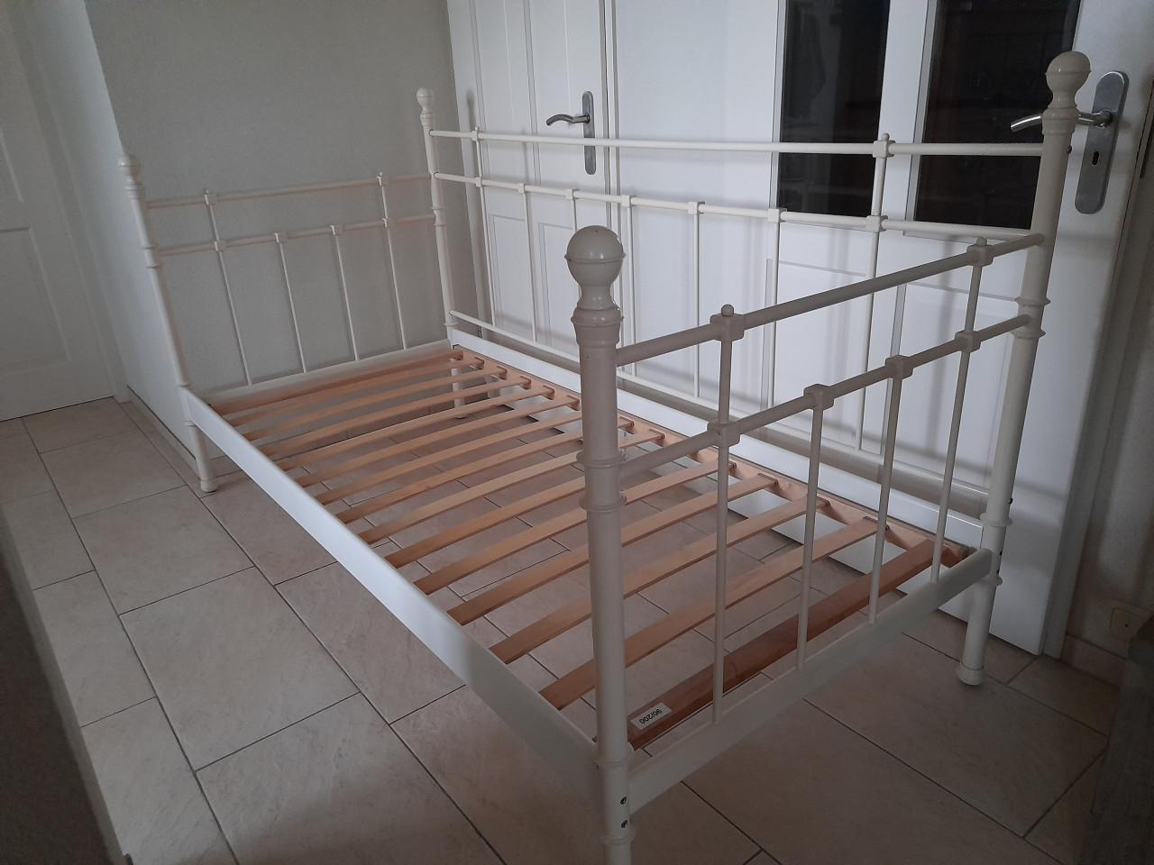 Metalen 1 persoons bed 90 x 200 (in goede staat )