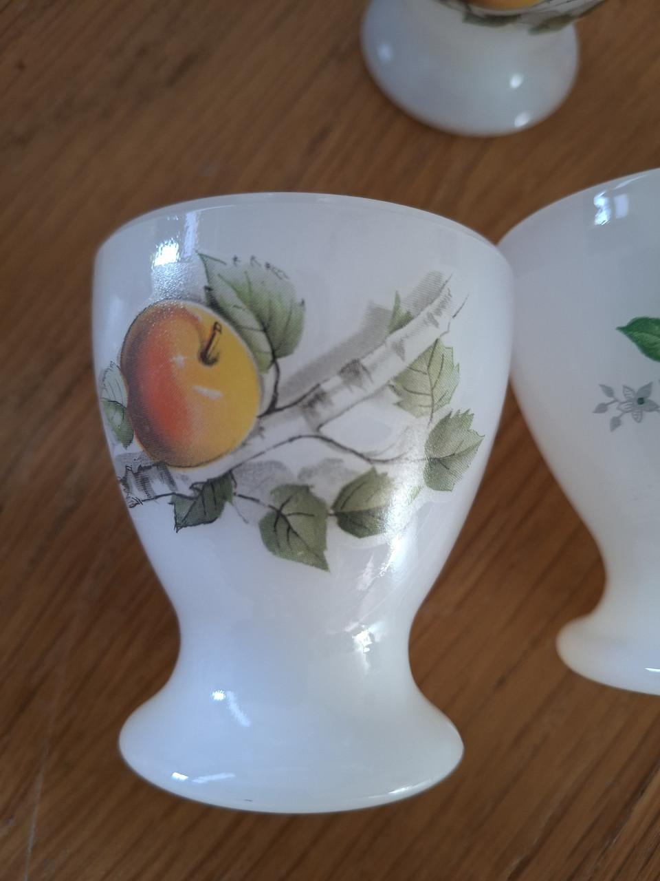 6 arcopal eierdopjes melkglas. 4x roos 2x appel