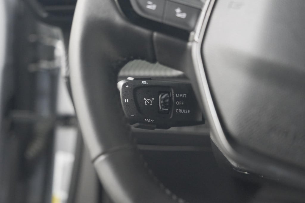 Peugeot 2008 1.2 hybrid 136 allure | 360 camera | dodehoekdetectie | naviga