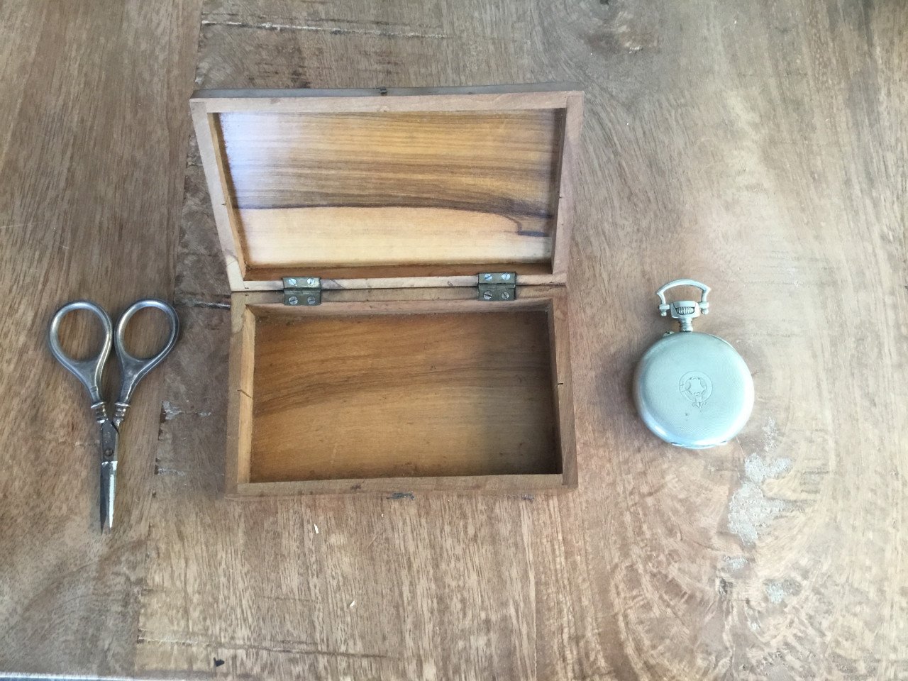 Antiek zakhorloge, ingelegd sierdoosje en schaartje