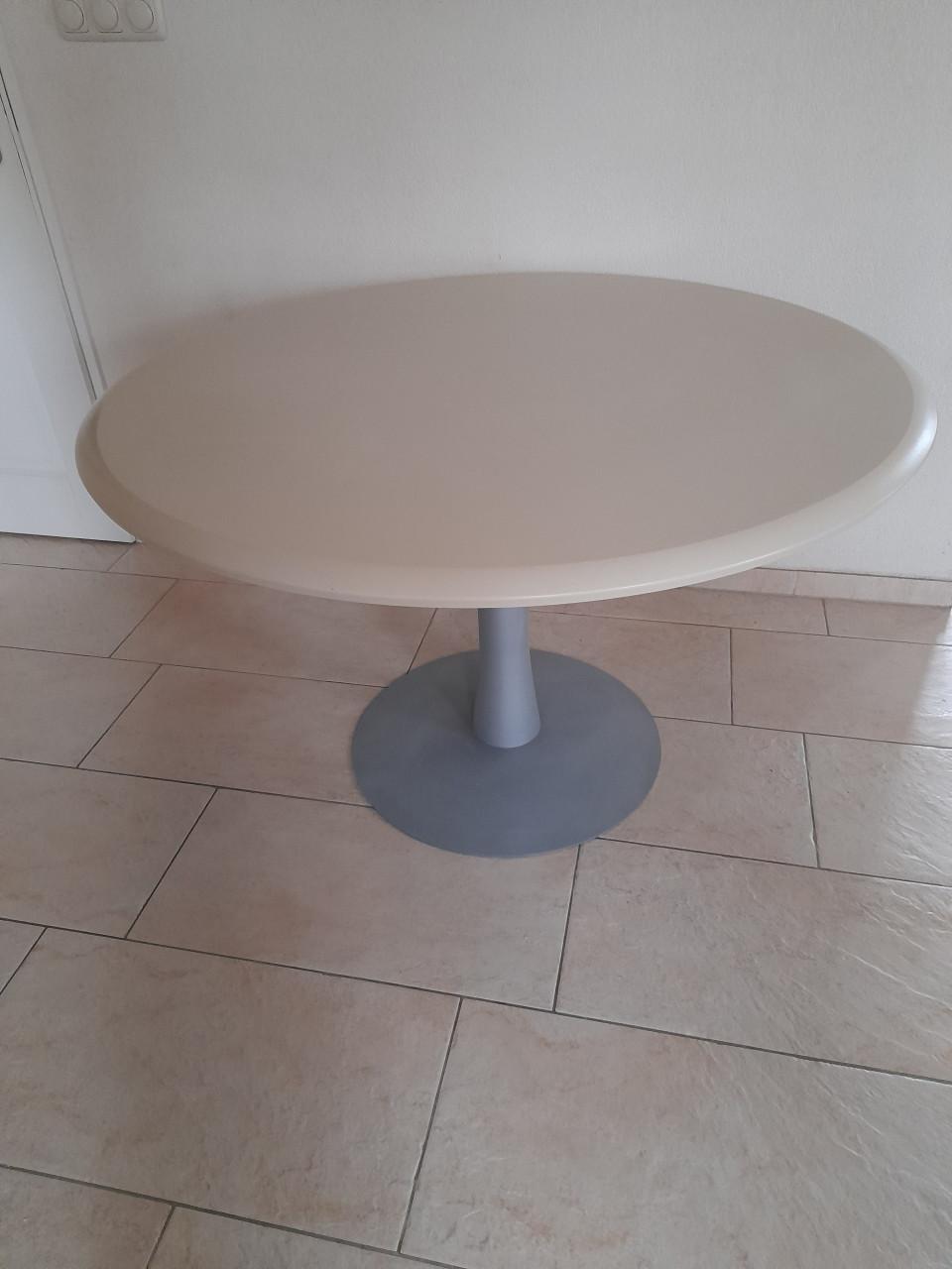 Stevige ronde tafel 120 x 72H (in goede nette staat )