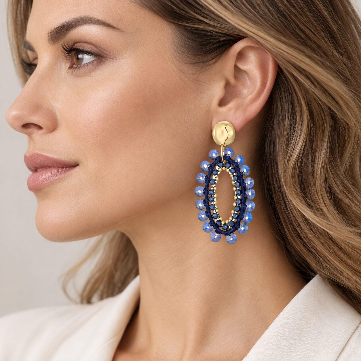 Oorbellen blauw met glas kralen en goudkleurige top