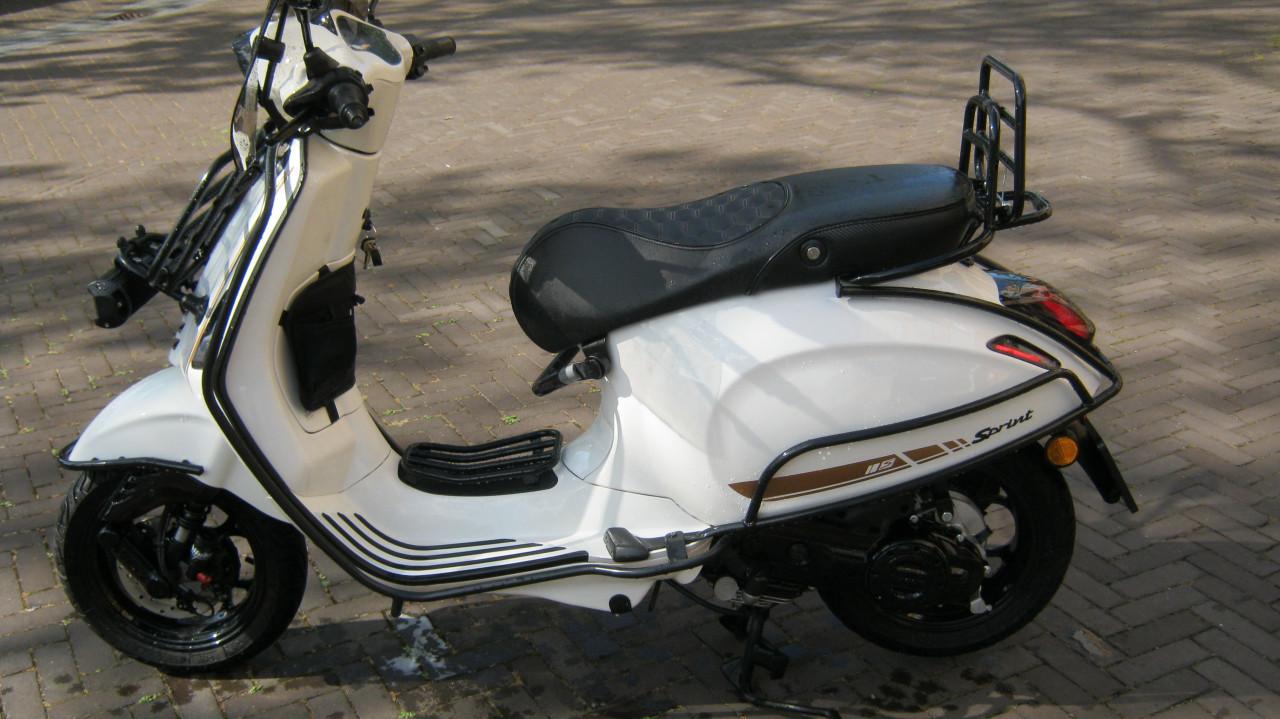 TE KOOP VESPA SPRINT IGET UIT NOVEMBER 2021  VOOR 2950 EURO