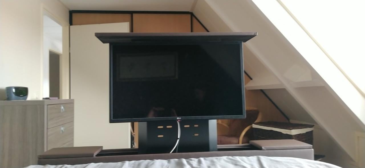 *** Te Koop: Voetenbord met TV-lift ***