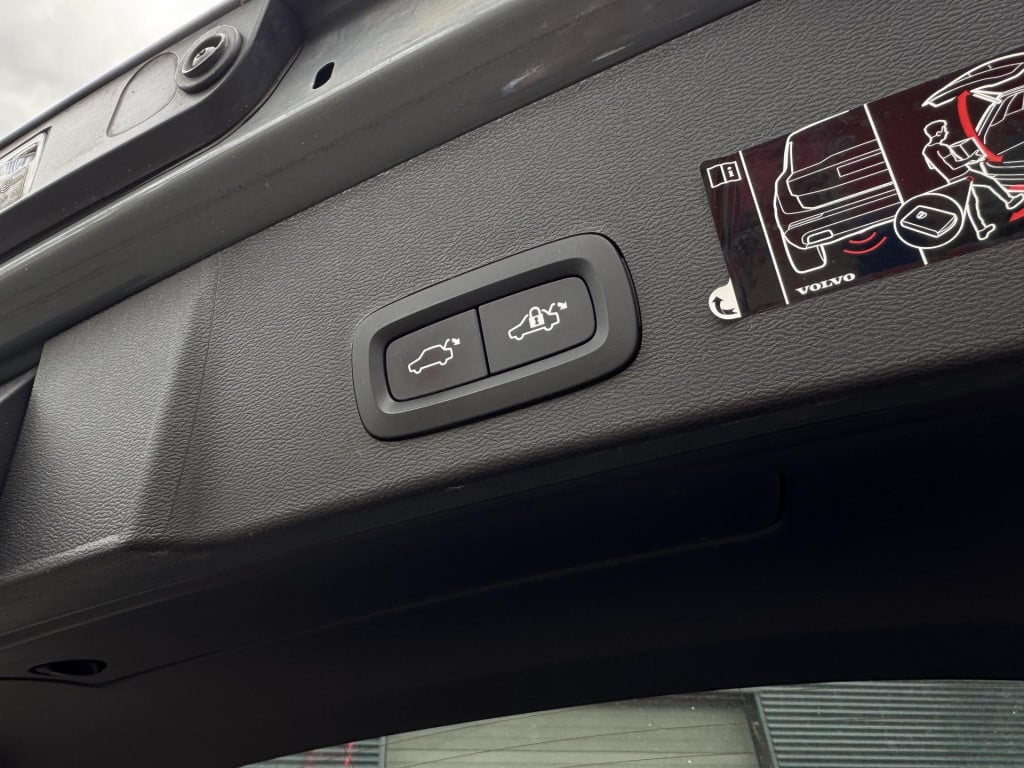 Volvo XC40 recharge p8 awd r-design 408pk | trekhaak uitklapbaar | navigati