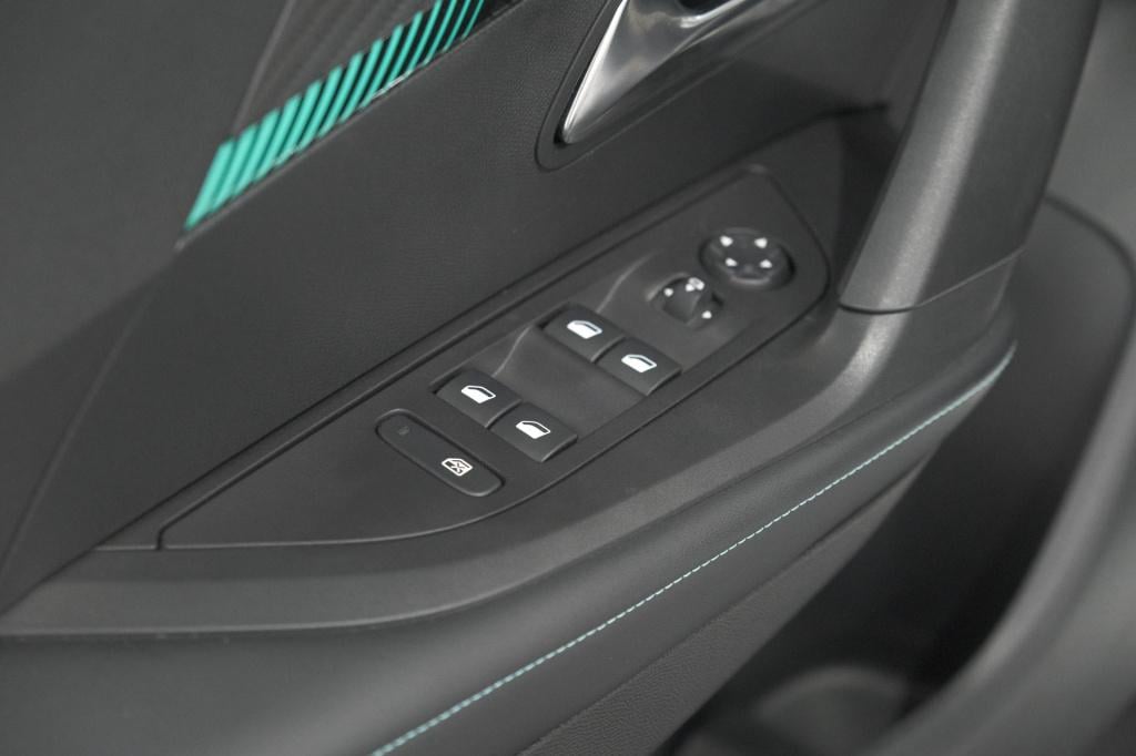 Peugeot 2008 puretech 130 eat8 allure pack | camera | parkeersensoren | key