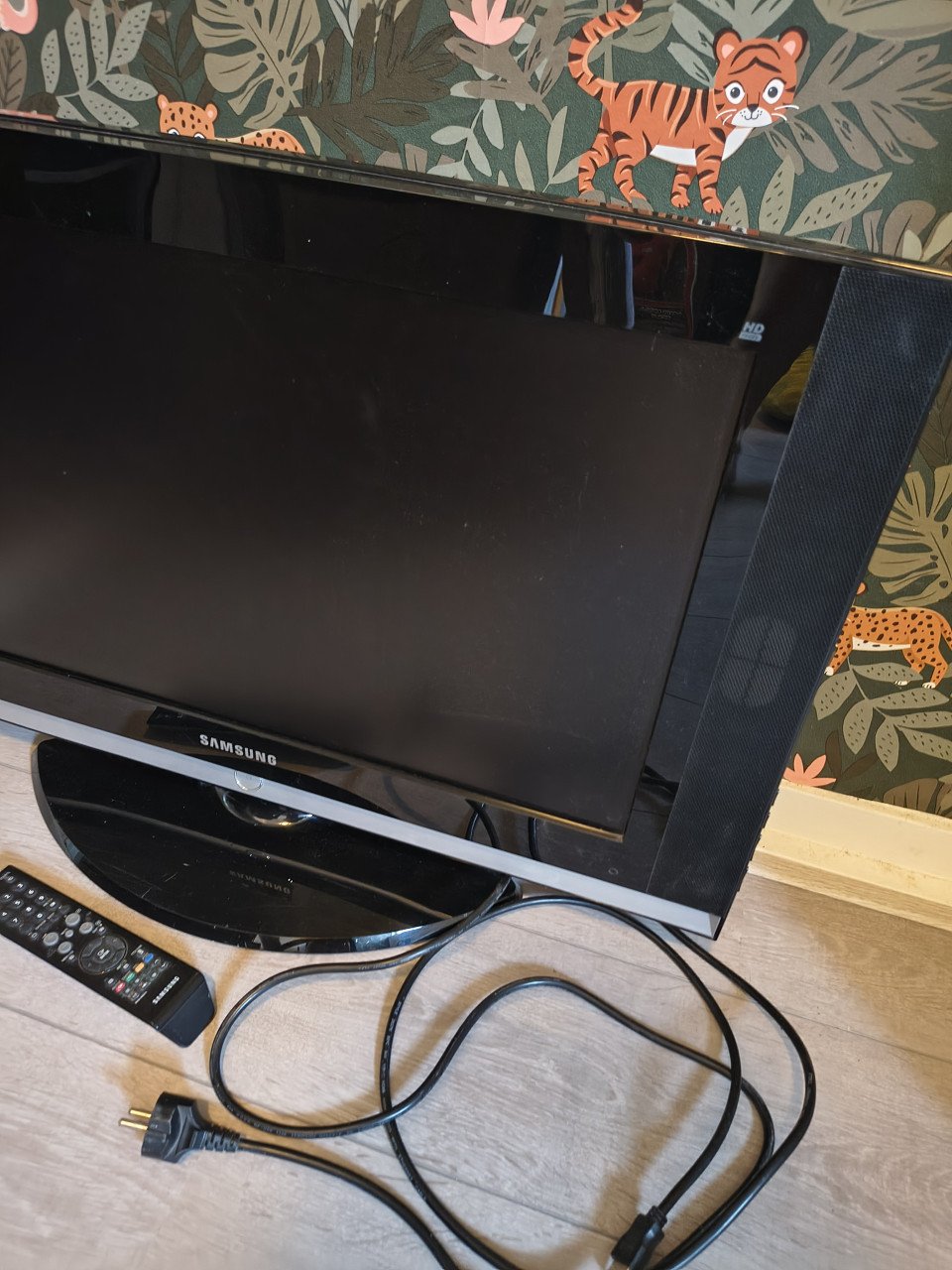 Mooie Samsung televisie met afstandsbediening. LE27S71B tv.