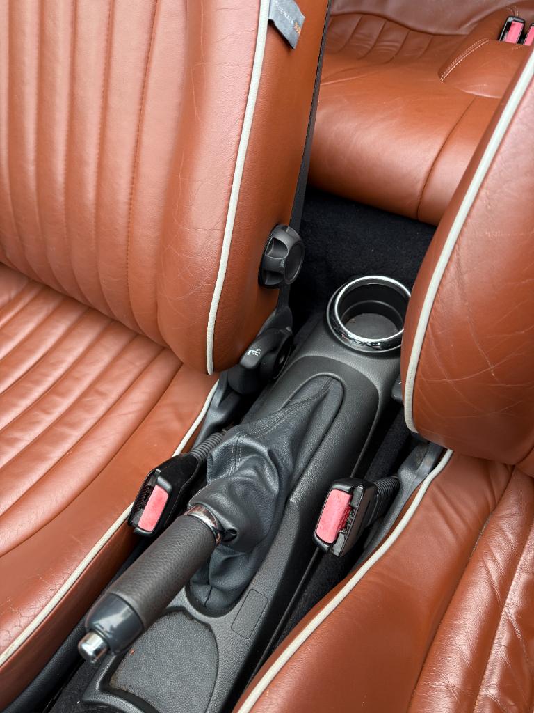 Mini Cooper Cabrio 1.6 - sidewalk