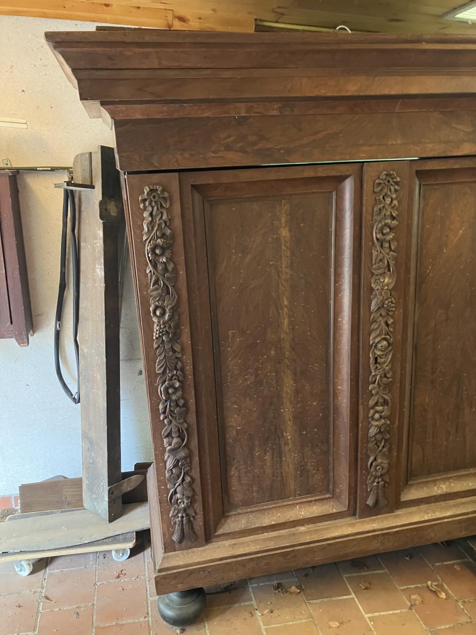 Erg mooie Drentse Eiken kast met noten/ pallisander fineer en mooi snijwerk