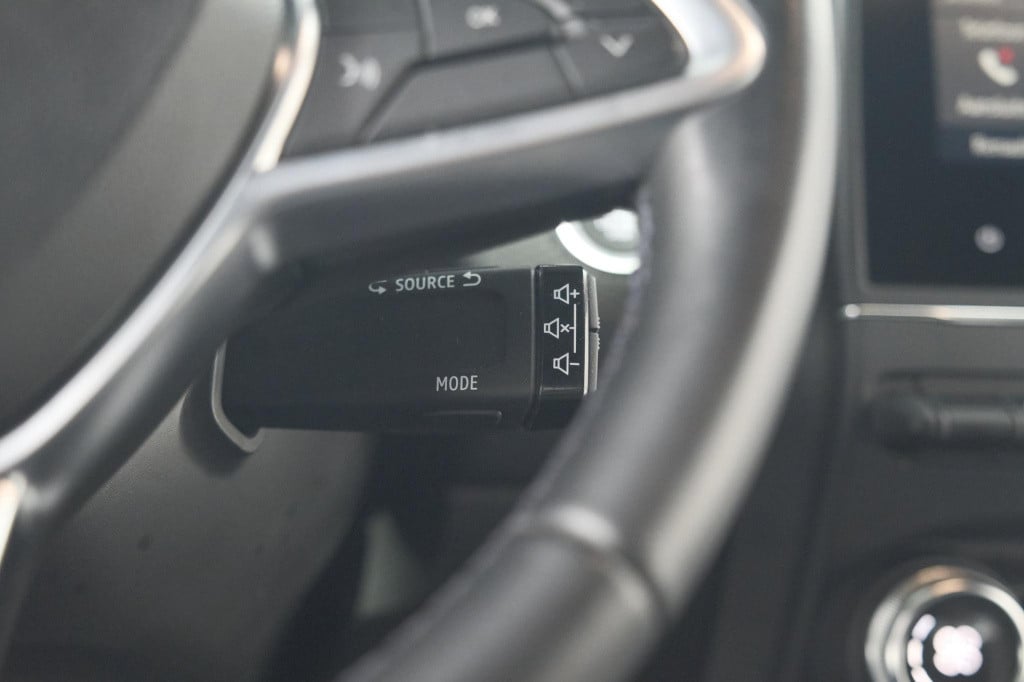 Renault Clio tce 100 intens | parkeersensoren | apple carplay | climate con