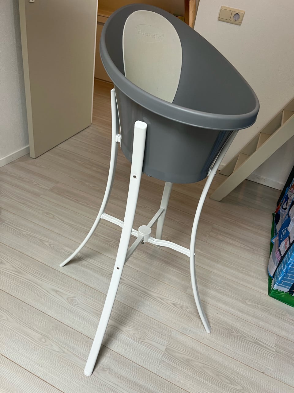 Shnuggle babybadje met standaard – grijs/wit