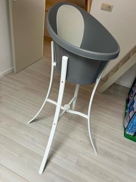 Shnuggle babybadje met standaard – grijs/wit