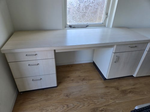 Stevig bureau met lades en extra kastje
