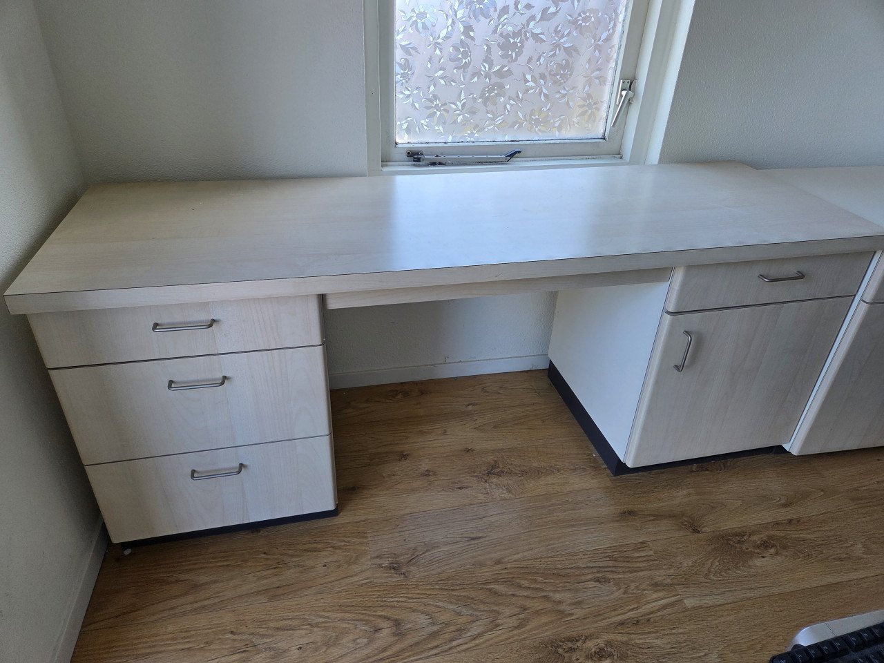 Stevig bureau met lades en extra kastje