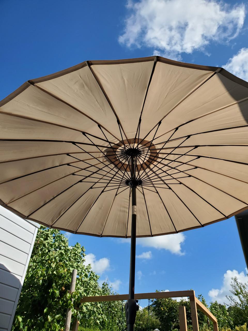 Mooie parasol met betonvoet