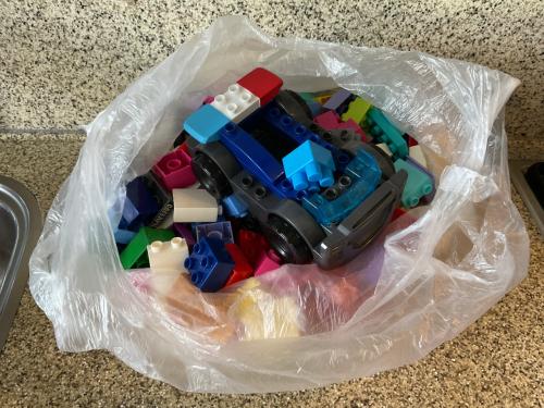 2 plastic tasjes met blokken van het merk: Unico en Mega bloks.