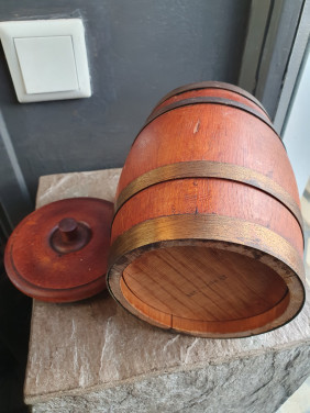Mooie houten sigaren of tabakpot gekuipt met koperen banden...