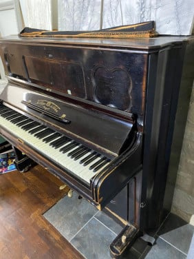 Antieke piano 1875 | Uniek verzamelstuk met medaillons