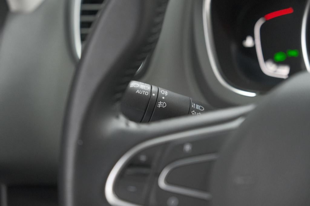 Renault Scenic tce 140 edc limited | camera | stoelverwarming | navigatie |