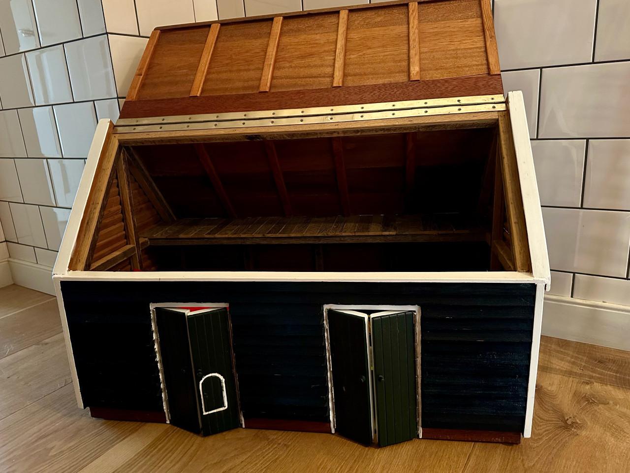 Schuur, zelfgemaakt als speel en opbergobject