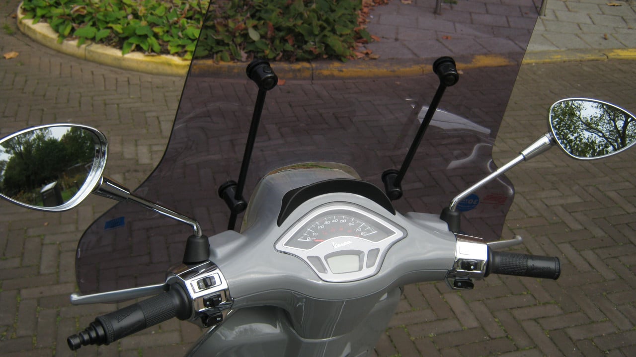 NIEUW VESPA SPRINT MET 731 KM OP DE TELLER 3000 EURO