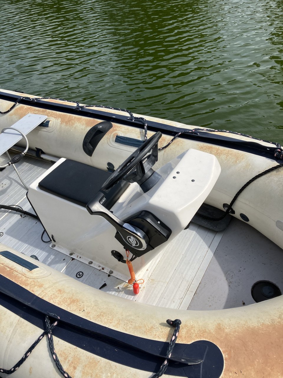 TE KOOP: Rubber/Console Boot met 6 PK Mercury