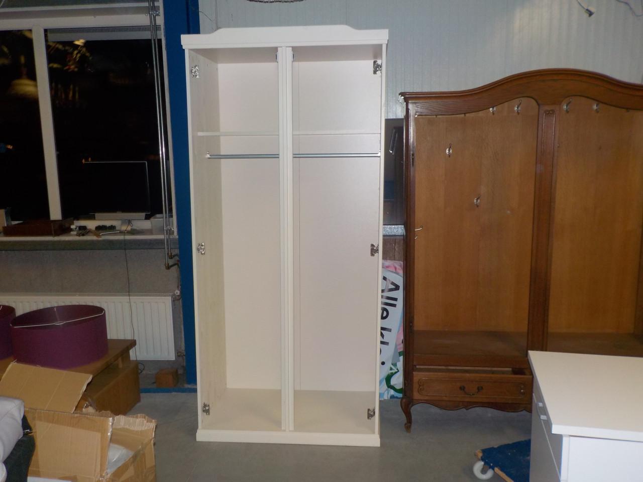 Mooie kwaliteit hoge kleer/hangkast in zeer goede staat