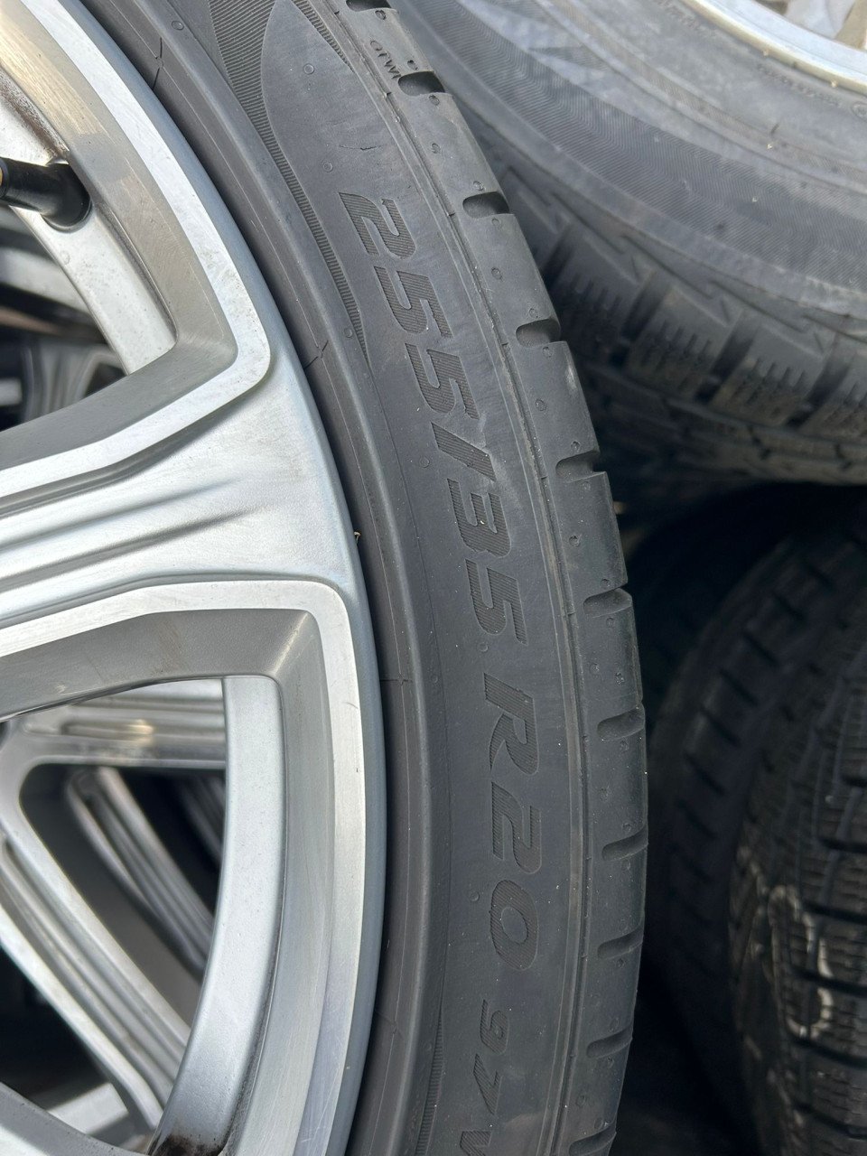 ''20'' VOLVO ALUMINIUM VELGEN MET PIRELLI PZERO ZOMER BANDEN