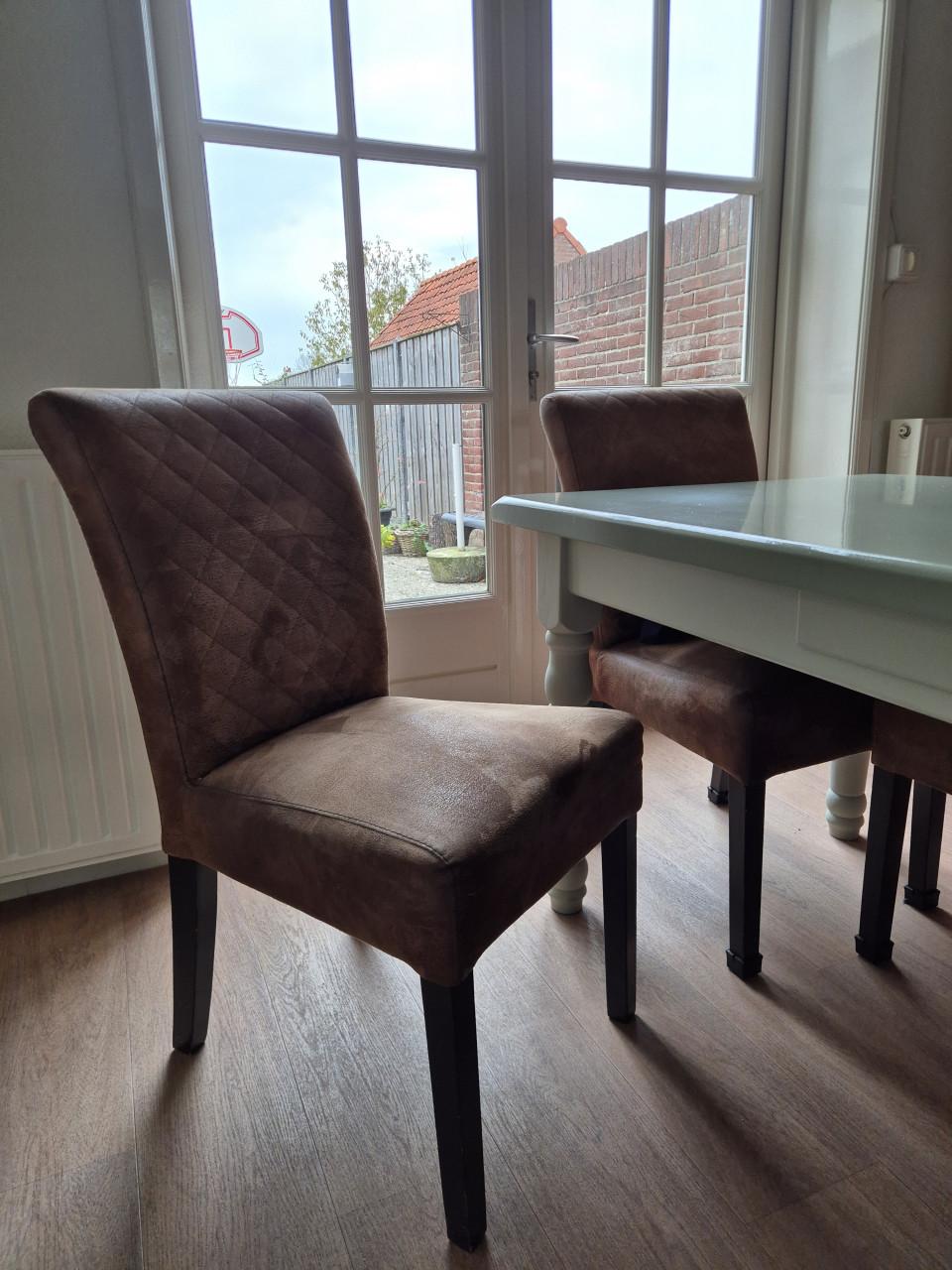 Mooie eettafel met evt stoelen