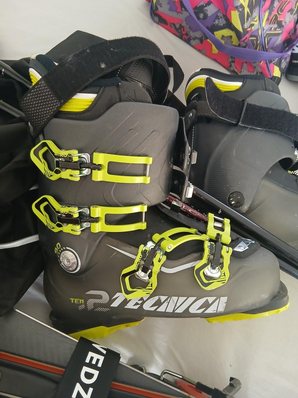 Ski's Rossignol, schoenen, helm, stokken, kleding
