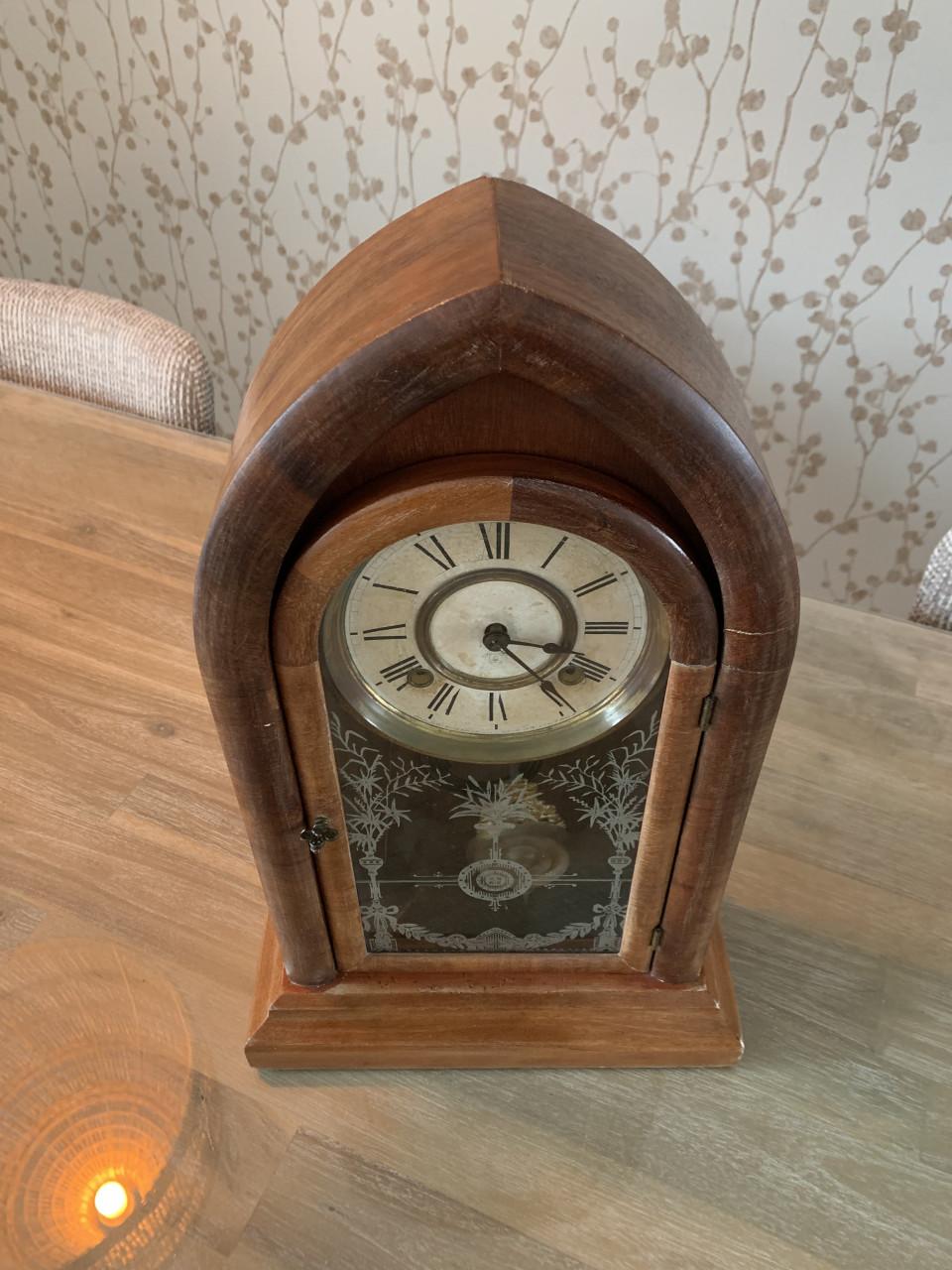 ✨Schitterende Amerikaanse Tudor Tafelklok uit New York!✨