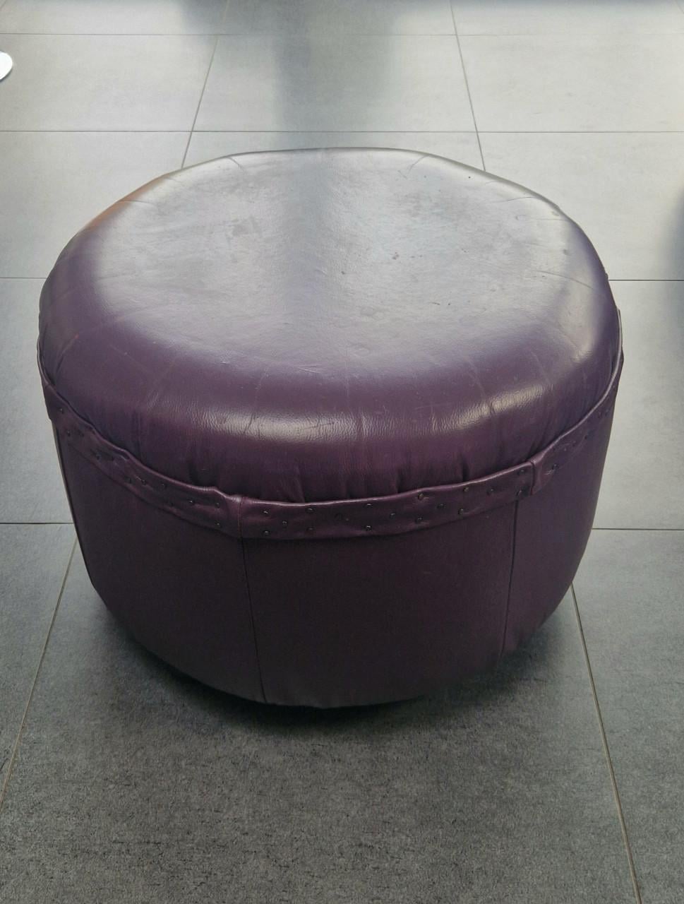 Mooie ronde paarse poef van leer