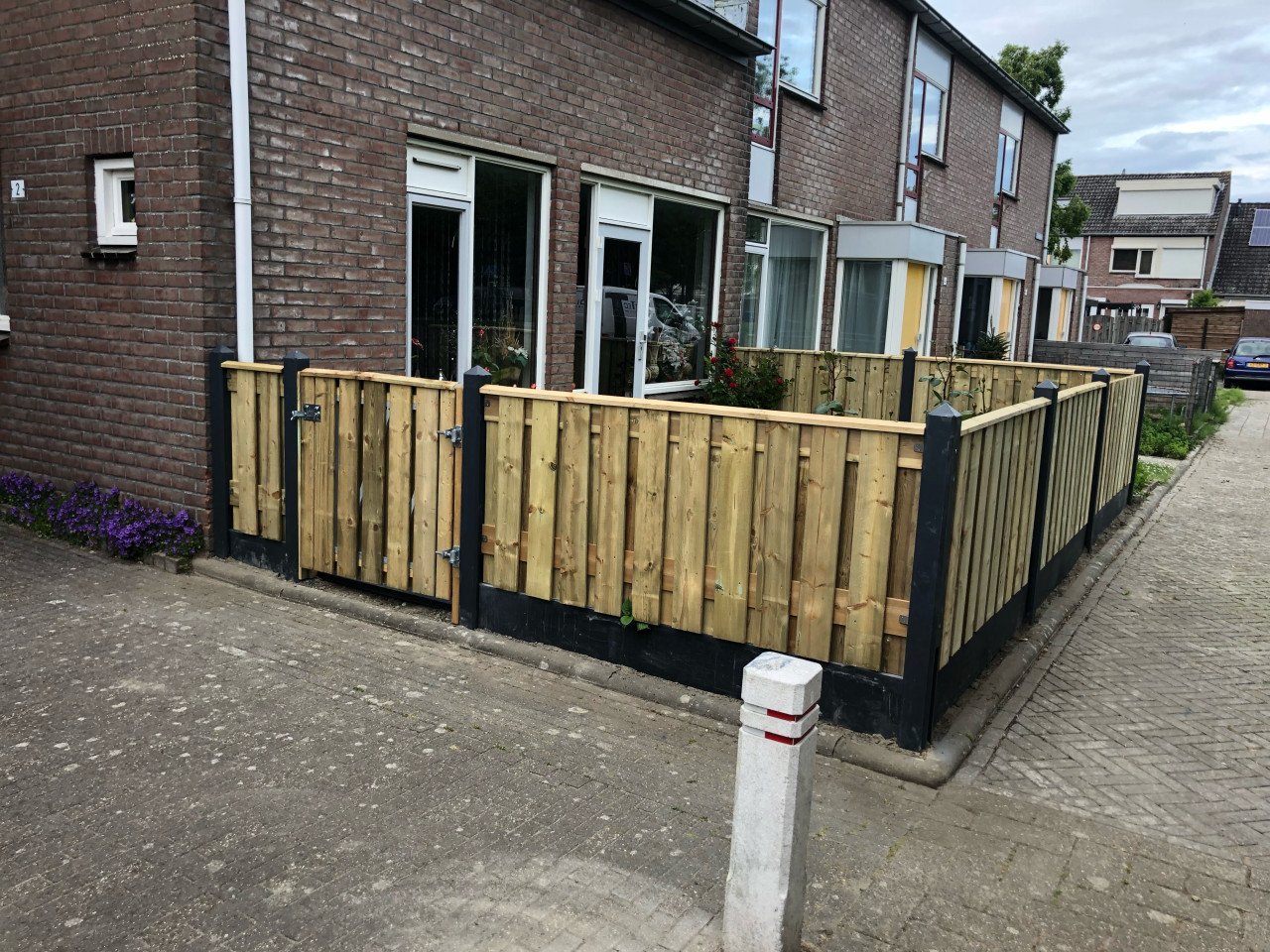 Nieuwe schutting geimpregneerd. gecoate palen en onderplaten.