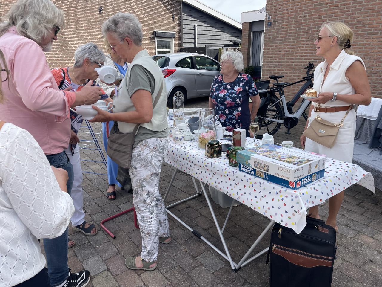 Lampen, schilderijen, kasten, bedden ... en nog veel meer te koop!
