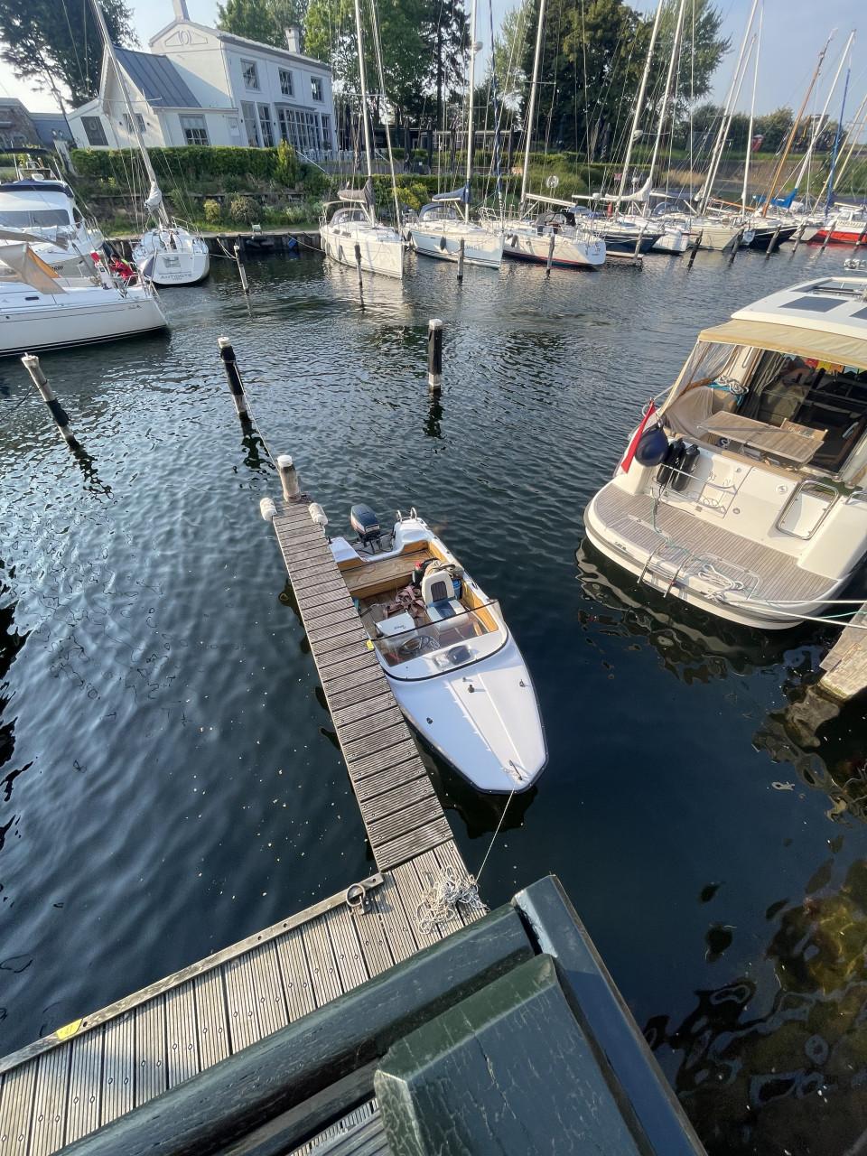 Speedbootje met 55 pk Yamaha motor.