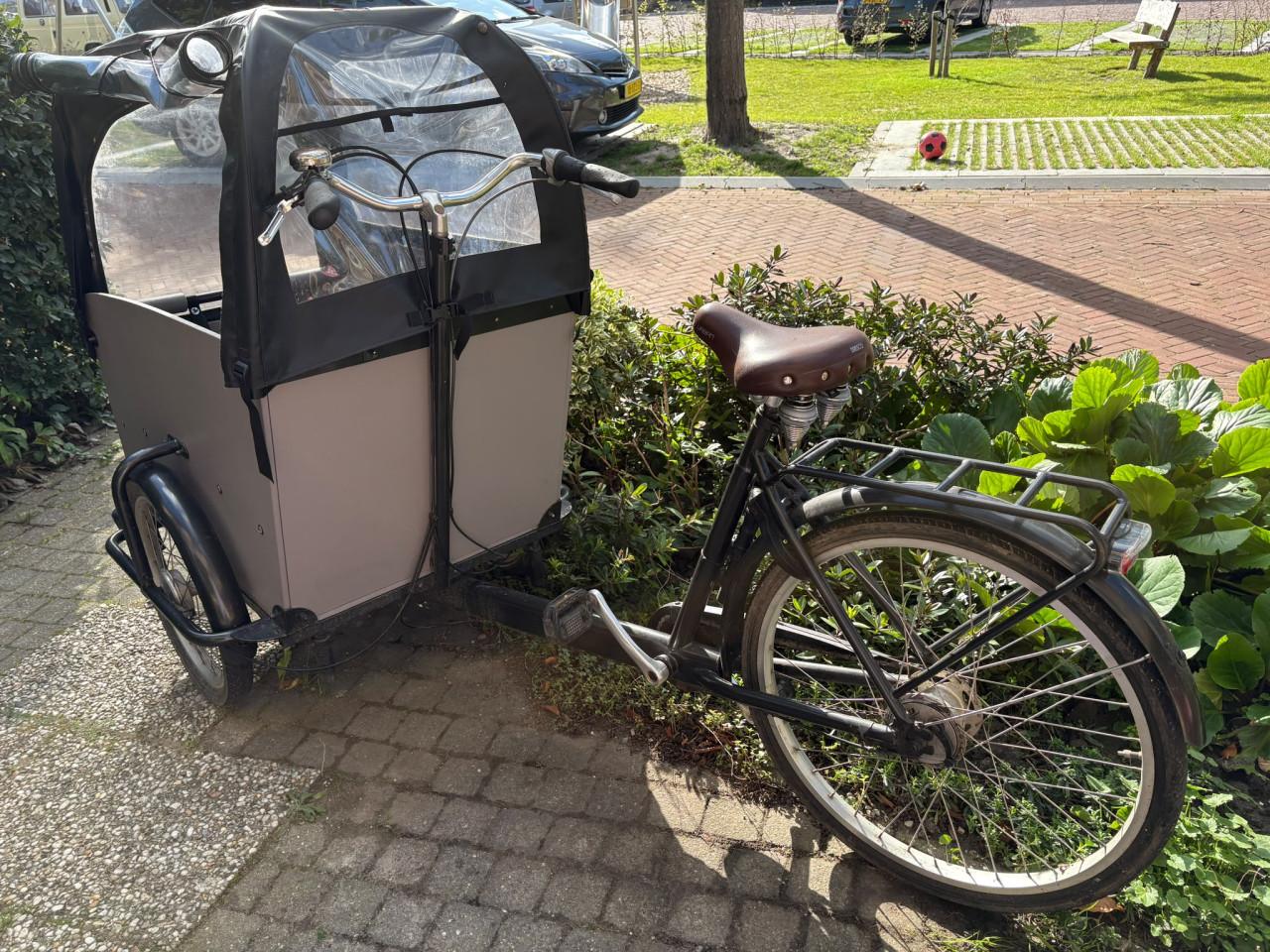 Een mooie Babboe Big Bakfiets met Regentent en Opberghoes