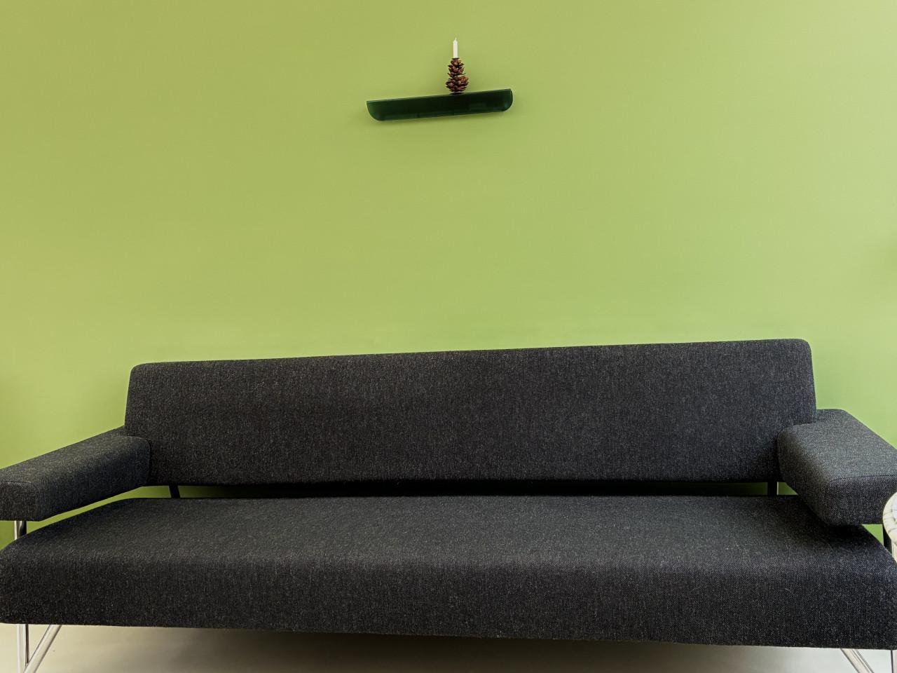 Bank, merk CLOAK. Kleur is antraciet