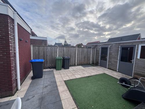 Gratis  90 keramische tegels 40x40  er zelf uithalen.