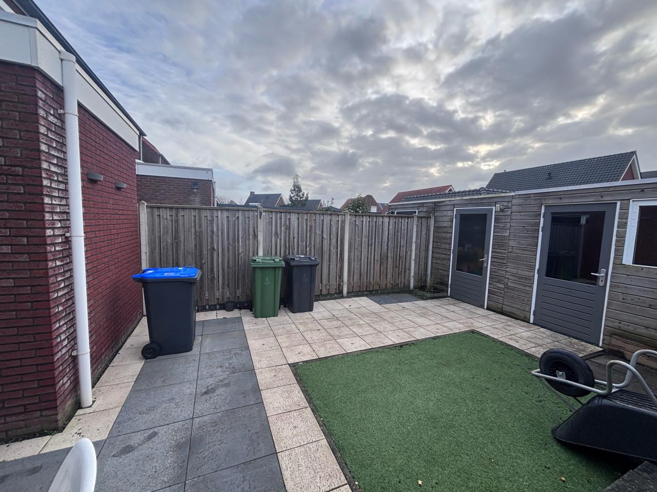 Gratis  90 keramische tegels 40x40  er zelf uithalen.