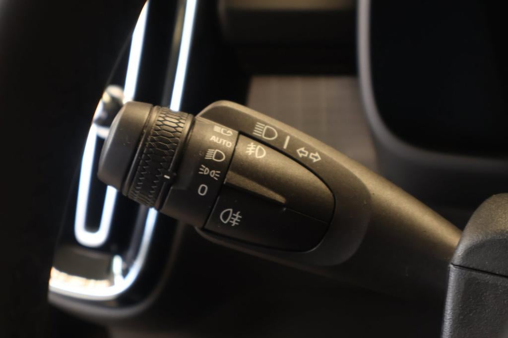 Volvo XC40 1.5 t4 plug-in hybrid plus dark nl auto, pano, h&k audio, el sto