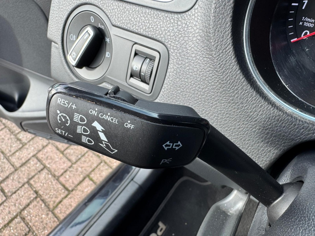 Volkswagen Polo 1.2 tsi automaat - lm velgen - pdc