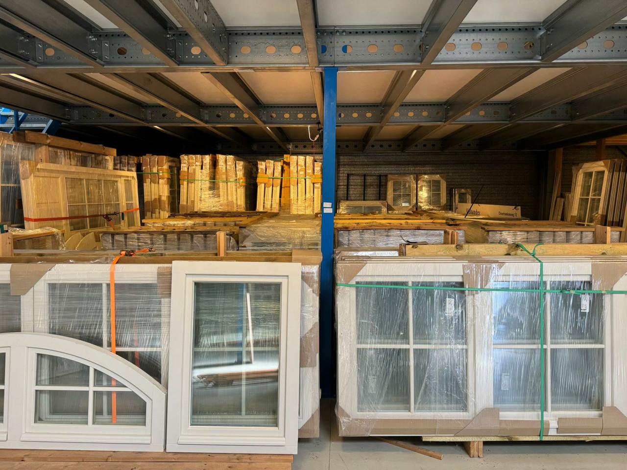 Loods vol nieuwe meranti houten kozijnen