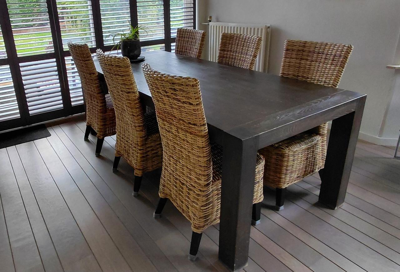 Eetkamertafel met 6 rotanstoelen