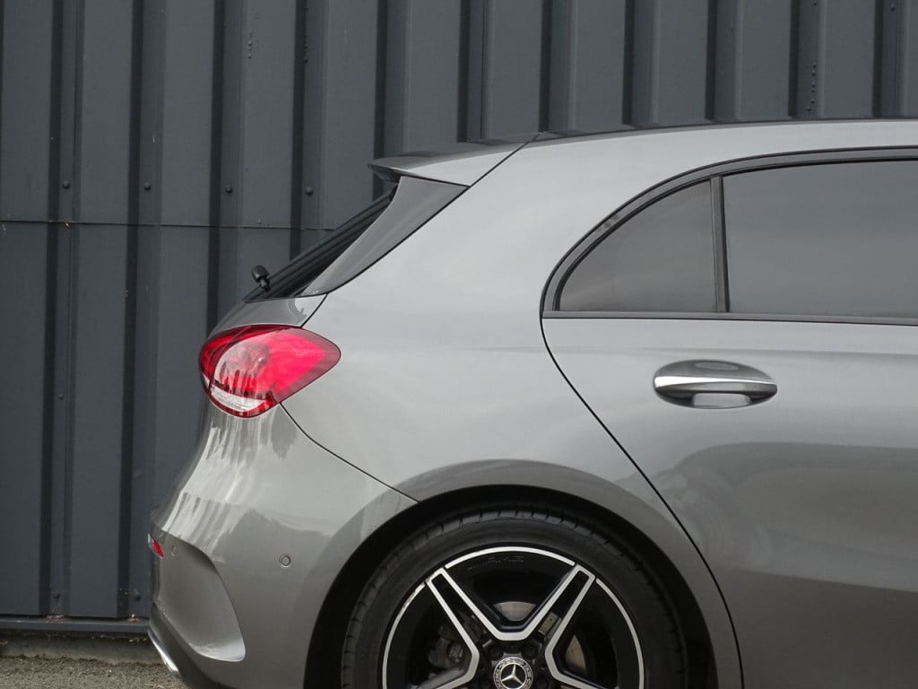 Mercedes-Benz A-Klasse 180 business solution amg | pano | led | el trekhaak