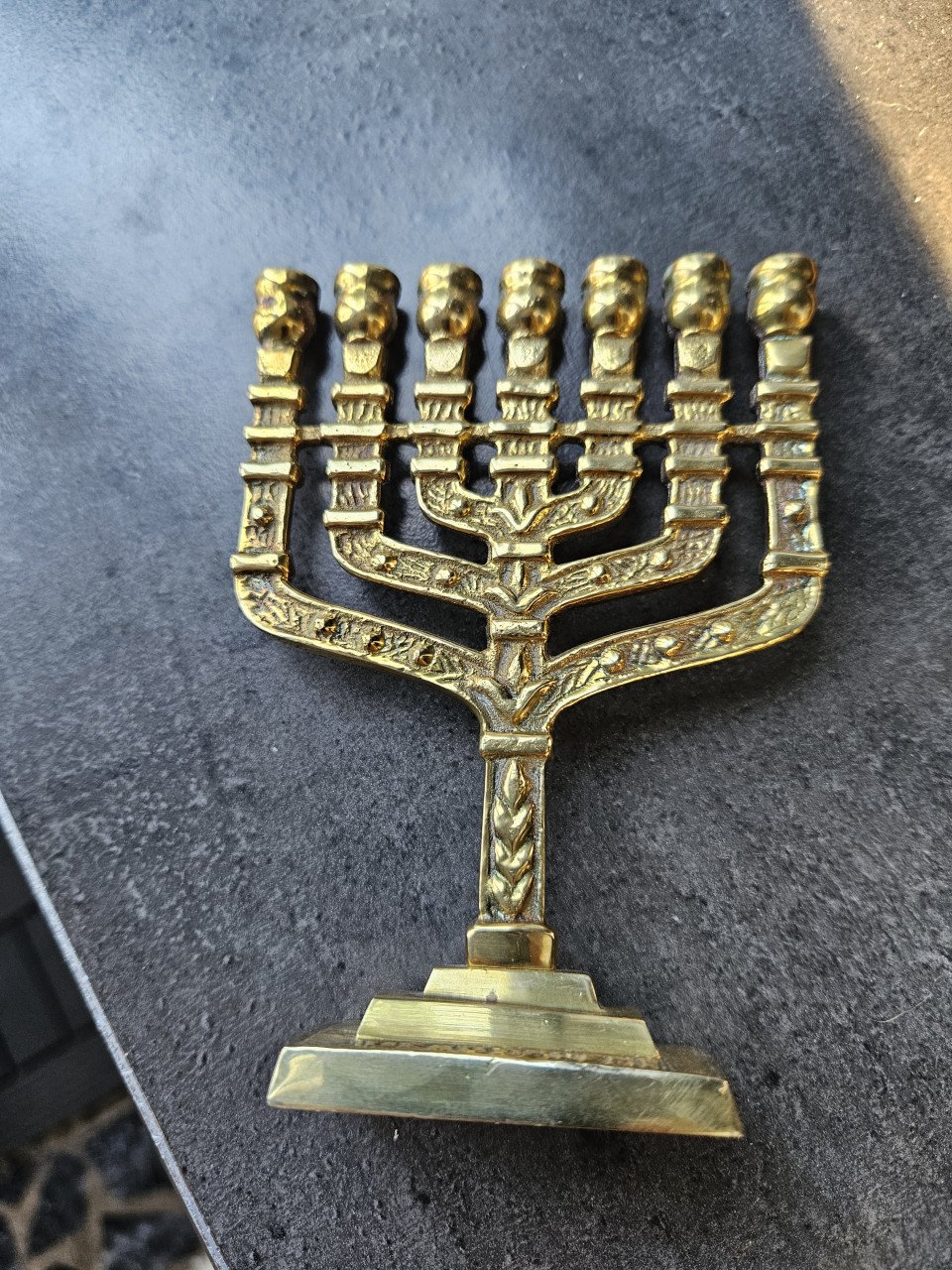 Prachtige vintage joodse menorah kandelaar voor 7 kaarsen..