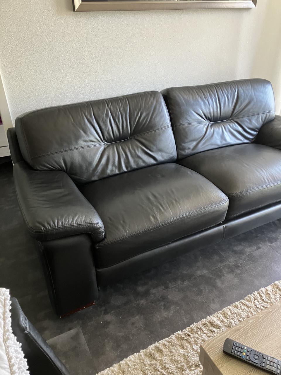 Te koop lederen zwarte ruime 2 zitsbank  nog in goede staat